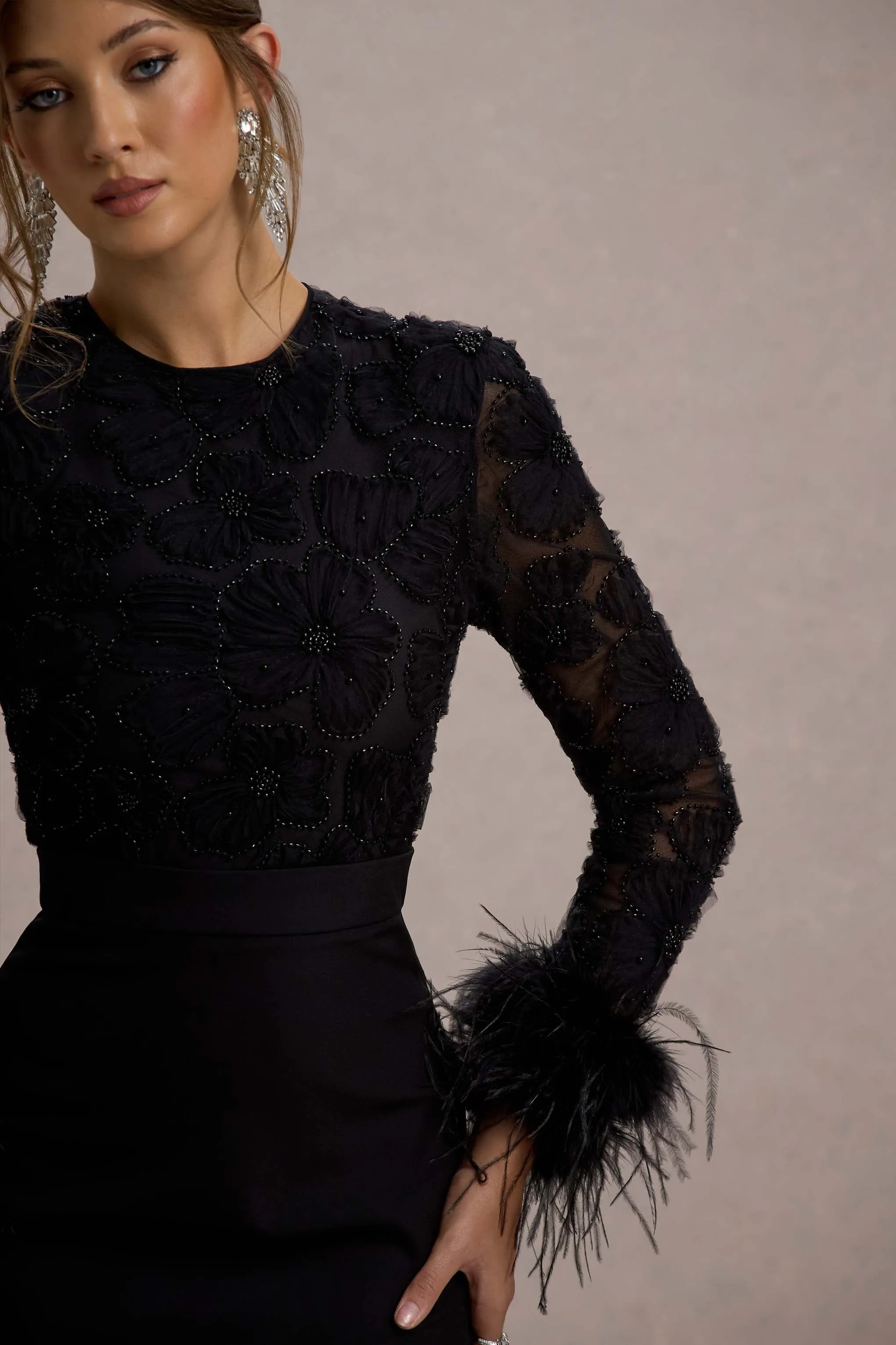 Charli | Mini-Robe Noire à Manches Longues en Mesh avec Finition en Plumes