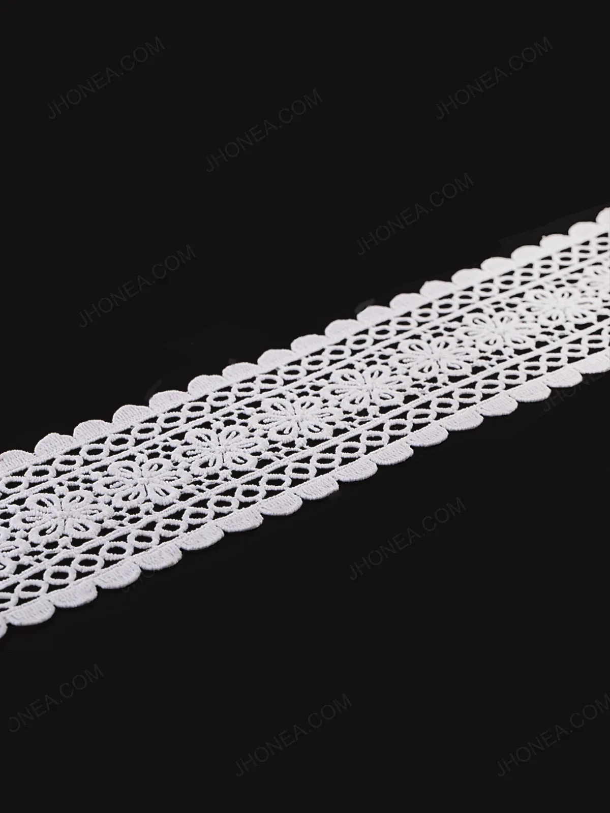 Decorative Scalloped Edges White Guipure Lace Trim