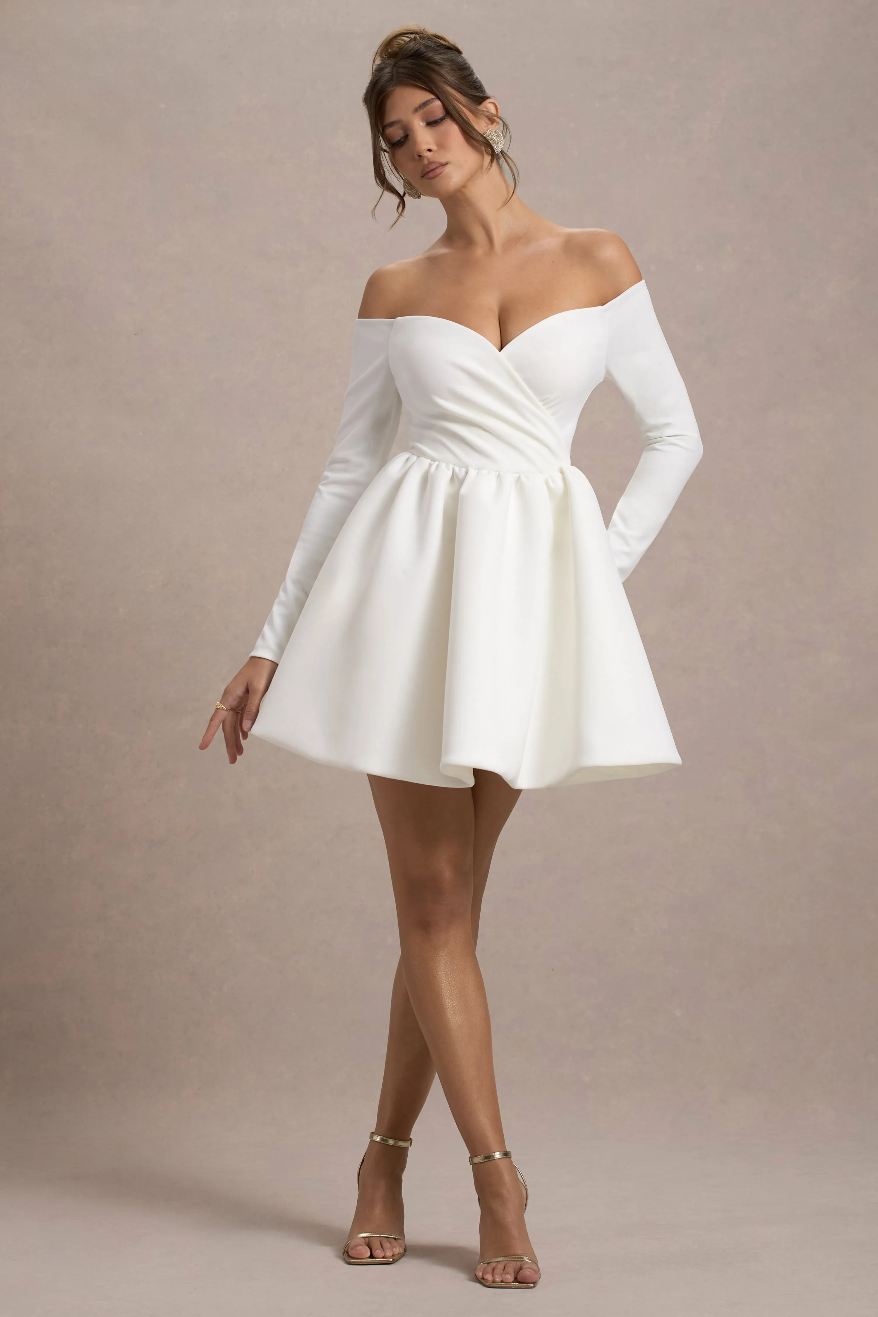 Marta | Mini-robe blanche à décolleté bardot et manches longues