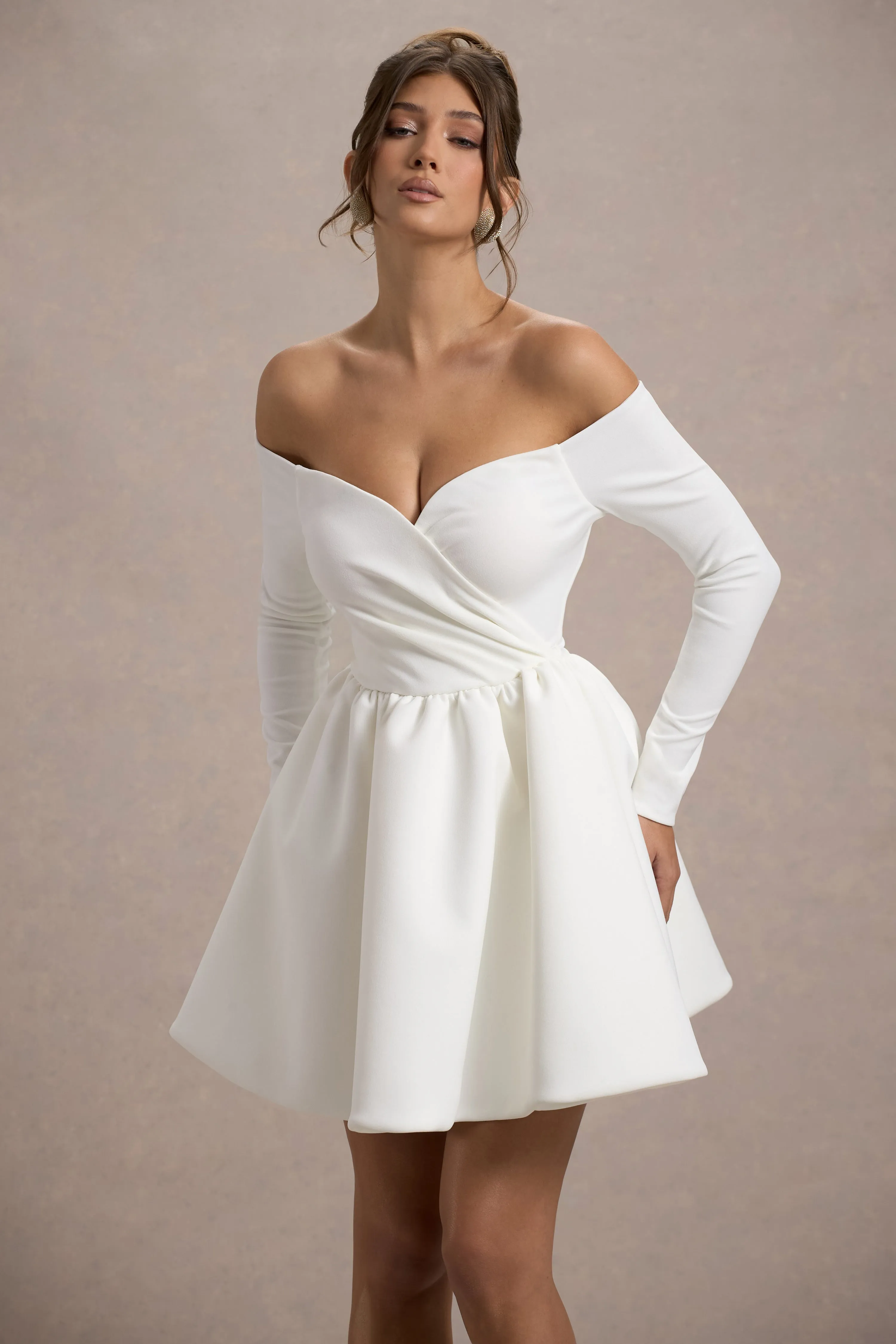 Marta | Mini-robe blanche à décolleté bardot et manches longues