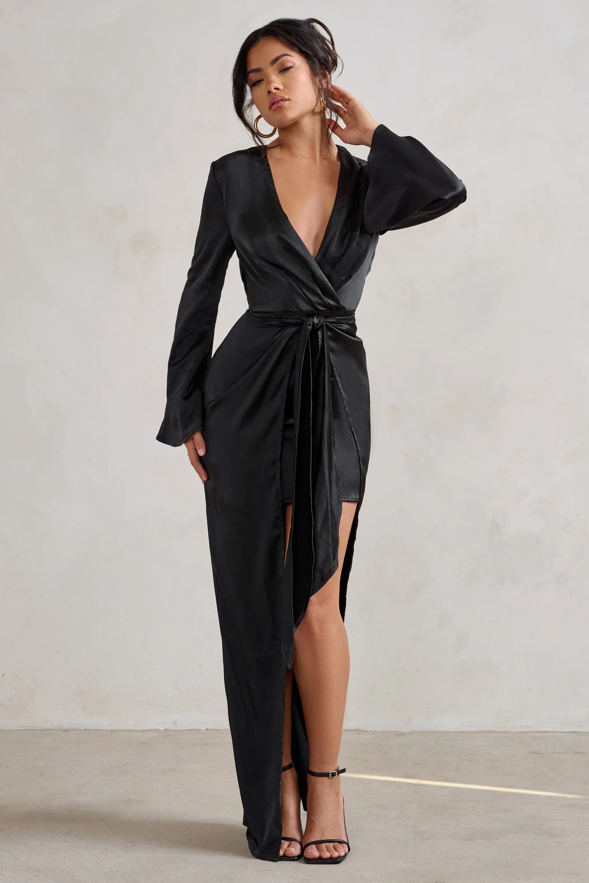 Patricia | Robe longue noire à manches longues et décolleté plongeant avec nud