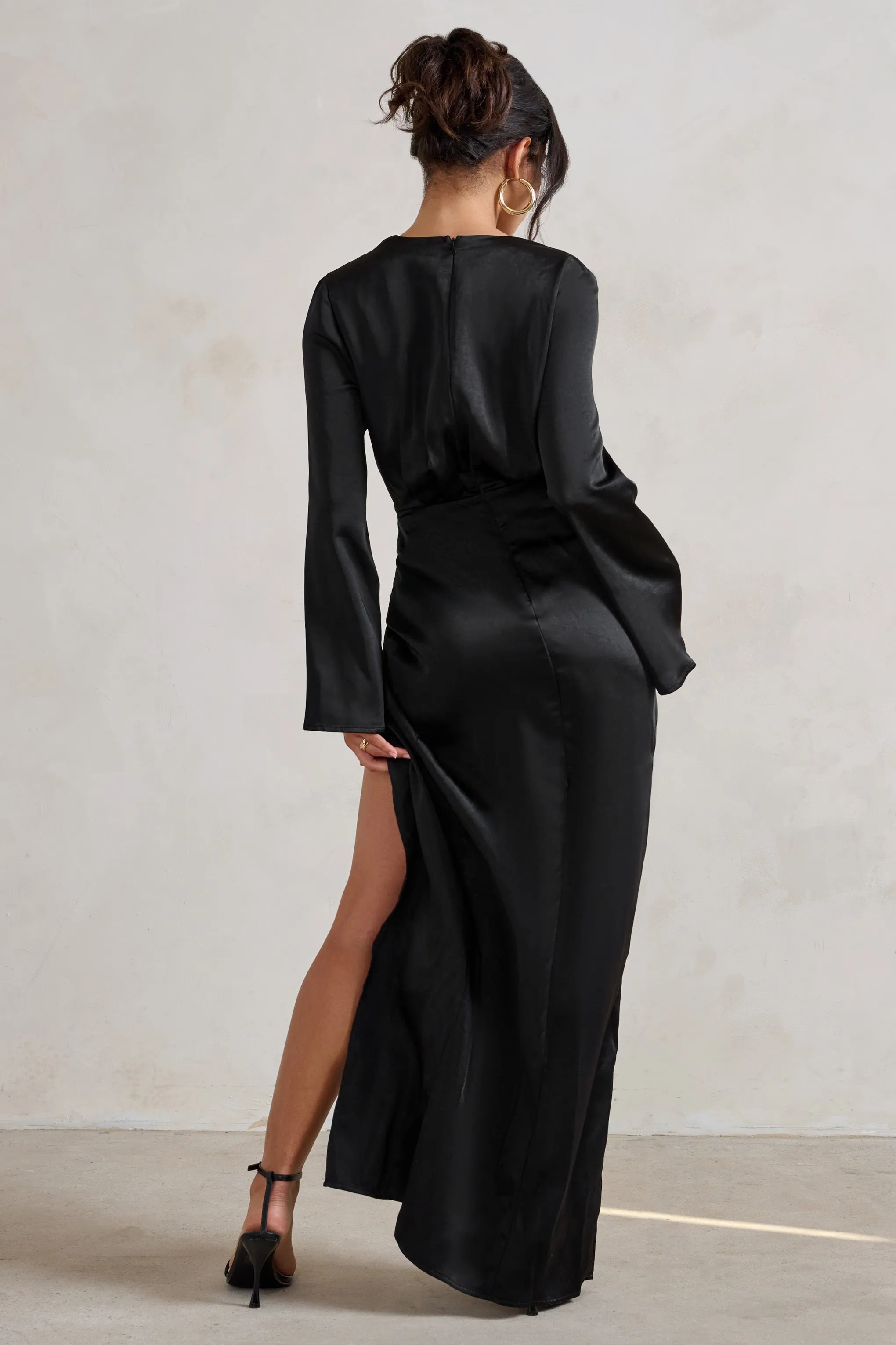 Patricia | Robe longue noire à manches longues et décolleté plongeant avec nud