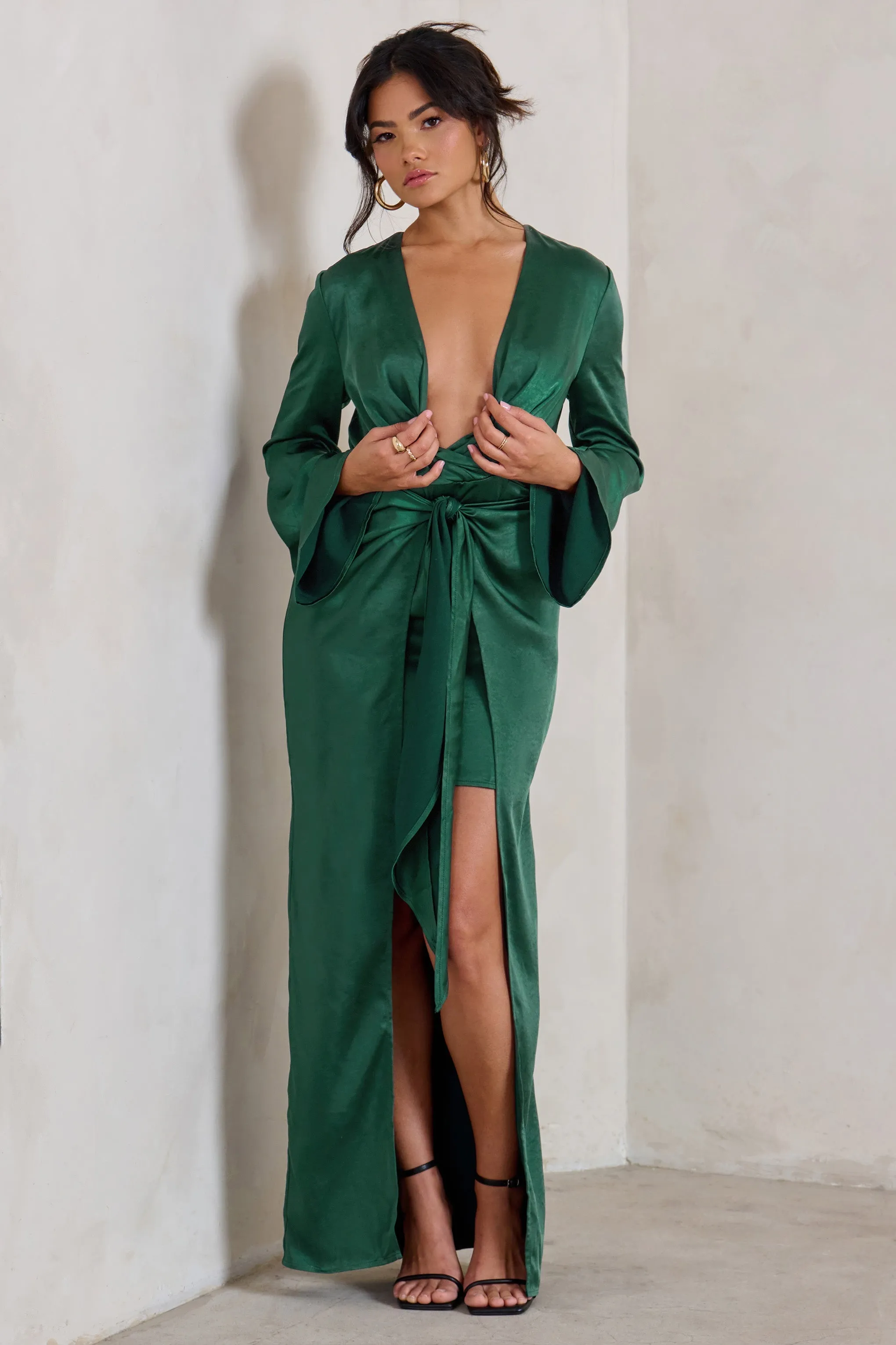 Patricia | Robe longue verte à manches longues et décolleté plongeant avec nud