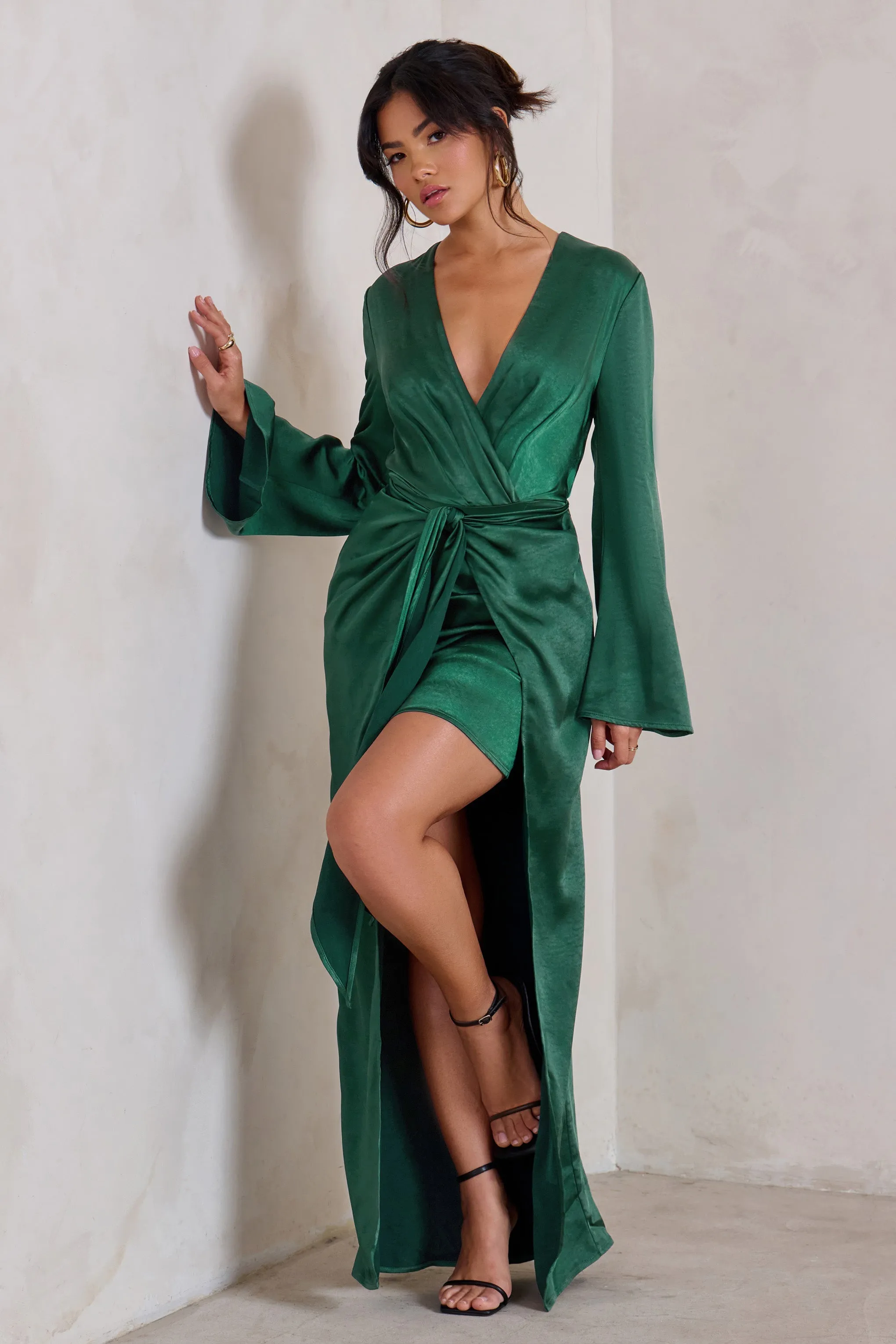 Patricia | Robe longue verte à manches longues et décolleté plongeant avec nud